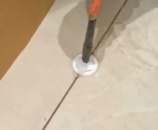 融安瓷砖空鼓维修公司专业解答瓷砖在铺贴过程中，如果没有涂抹均匀到位的粘结材料（如水泥砂浆或瓷砖胶），可能会导致以下问题
