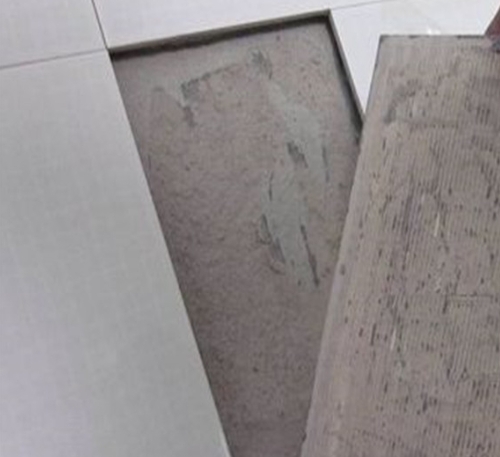 融安瓷砖空鼓维修公司分享瓷砖铺贴时如果打浆（即涂抹在瓷砖背面和基层上的砂浆或瓷砖胶）过少，会带来以下问题